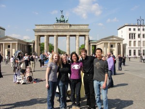 The orchestra in front of the Brandenburg Gate