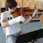 One-handed cellist on viola